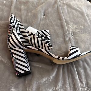 Tie up heel